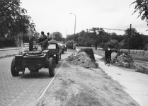 501307 Afbeelding van de terugtocht van Duitse krijgsgevangenen op enkele paardenwagens op de Utrechtseweg bij Klein ...